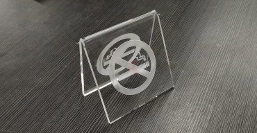 亞克力雕刻V型臺牌制作案例一3