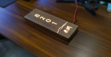 不銹鋼熱轉(zhuǎn)印仿木紋發(fā)光門牌制作案例2