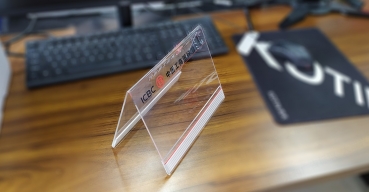 亞克力工藝制品V型臺(tái)牌可更換插紙式臺(tái)牌制作案例