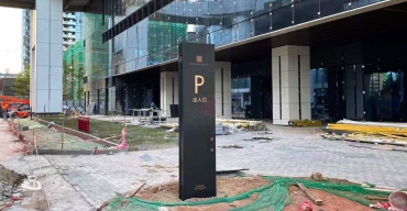 大悅城控股導(dǎo)視立牌定制案例3