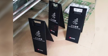 溫馨提示小心地滑不銹鋼可折疊三角架定制案例一