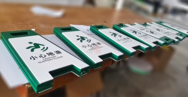 溫馨提示小心地滑不銹鋼可折疊三角架定制案例二