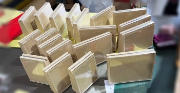 不銹鋼仿木紋臺牌亞克力盒子定制案例